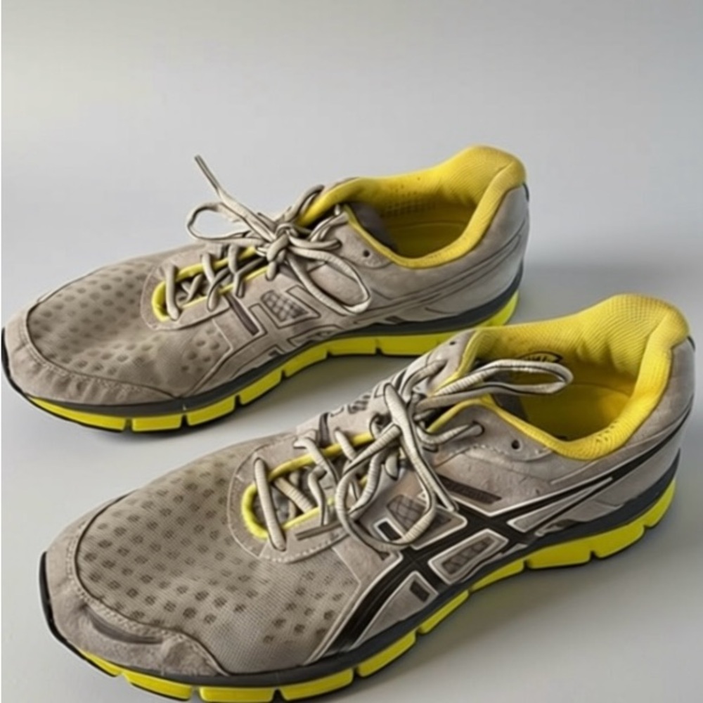 Unisex ASICS Trainers – Men's Size 10/ Women's 12 – Affordable & Durable